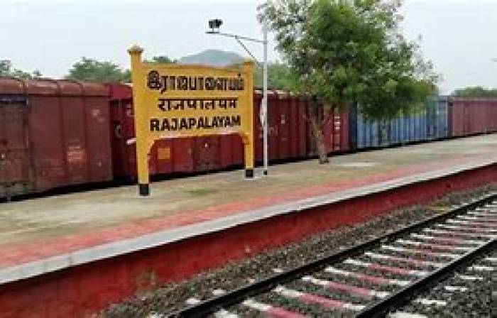 ராஜபாளையம் ரயில்வே சார்பில் சுரங்கப்பாதை பணிகள் இடப்பிரச்னையால் கிடப்பில் உள்ளது.