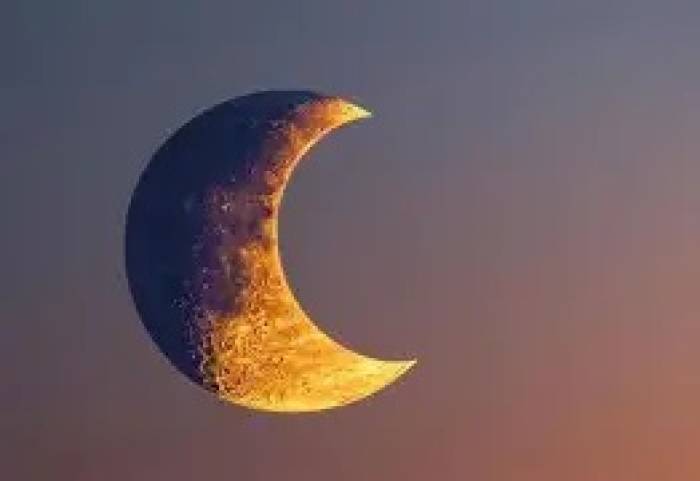 கரைந்து போகுது வெள்ளி தட்டு. 