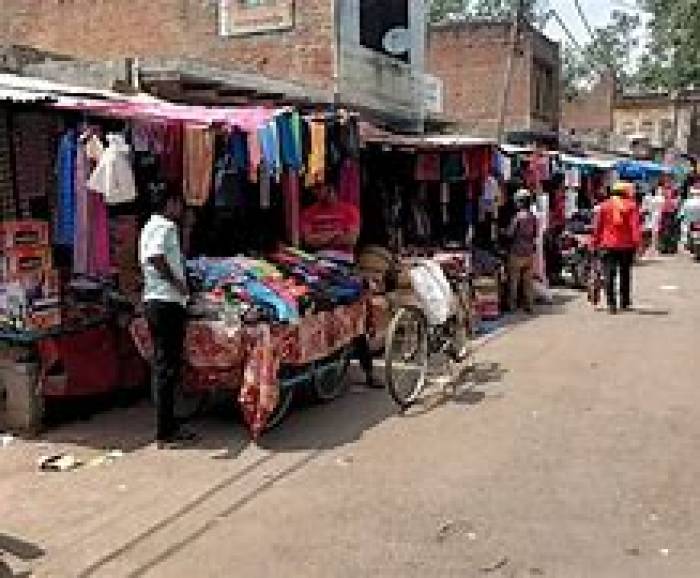 ராஜபாளையம் வெம்பக்கோட்டை ரோடு தொடர் ஆக்கிரமிப்புகளால் அகலம் சுருங்கி வாகன ஓட் டிகள் தடுமாறும் நிலை