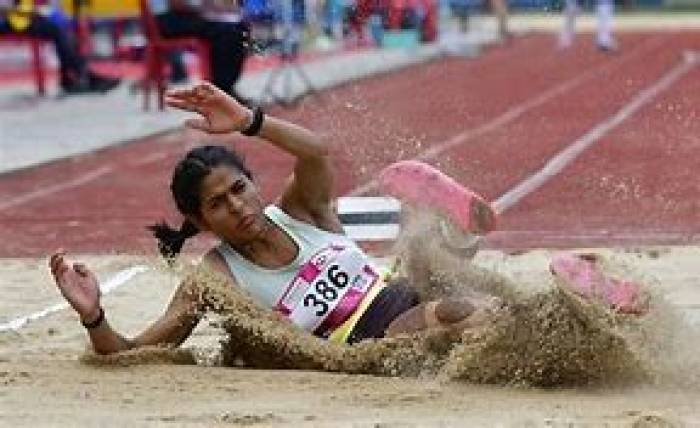 நீளம் தாண்டுதல்.