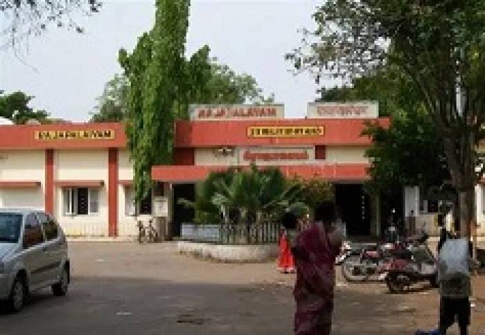 ராஜபாளையம் மூன்றாவது பிளாட்பார்மில் அமைந்துள்ள ரயில்வே போலீஸ் ஸ்டேஷனை முதல் பிளாட்பார்மில் மாற்ற வேண்டுமென பயணிகள் விரும்புகின்றனர்.