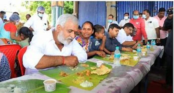 சாப்பிட அமரும் பொழுது நிம்மதியாக சாப்பிட விடாமல் சண்டை போடும் தவறை செய்யாதீர்கள்! சாப்பாட்டிற்கே கஷ்டப்படும் நிலை வரும் ஜாக்கிரதை