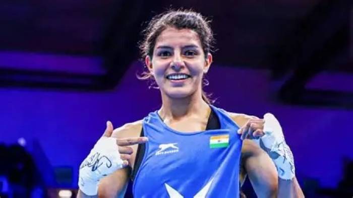 குத்து சண்டையில் தங்கம் கைப்பற்றிய முதல் இந்திய வீராங்கனையானார் சாக்ஷி. 