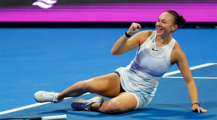 விம்பிள்டன் டென்னிஸ் முதன்முறையாக பைனலுக்குள் அமெரிக்காவின் அமண்டா அனிசிமோவா, போலந்தின் இகா ஸ்வியாடெக் முன்னேறினார்கள்.