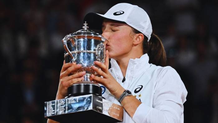 டென்னிஸ்  சாம்பியன் விருதுடன் ஸ்வியாடெக் .