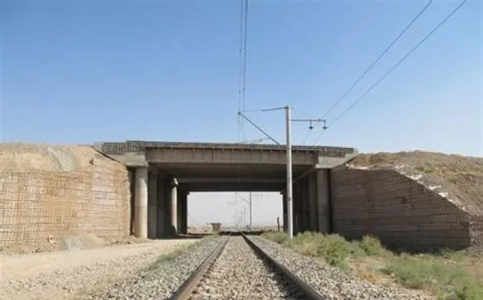 ராஜபாளையம் ரயில்வே சுரங்கப்பாதை பணி முடங்கியுள்ளது.