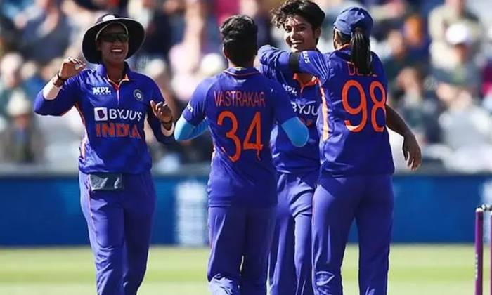 இங்கிலாந்து சென்றுள்ள இந்திய பெண்கள் கிரிக்கெட் அணி