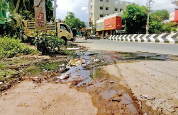 குழாய் உடைப்பால் பாதாள சாக்கடை கழிவுநீர்ரோட்டில் … துர்நாற்றம்