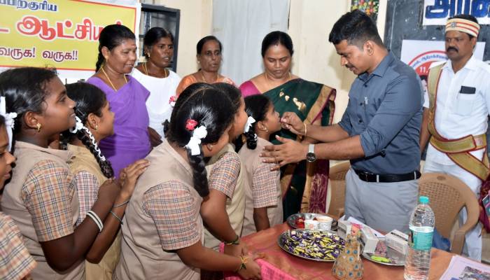 தேசிய குடற்புழு நீக்க தினத்தை முன்னிட்டு, குடற்புழு நீக்க மாத்திரைகளை மாவட்ட ஆட்சித்தலைவர் அவர்கள் மாணவர்களுக்கு வழங்கினார்.