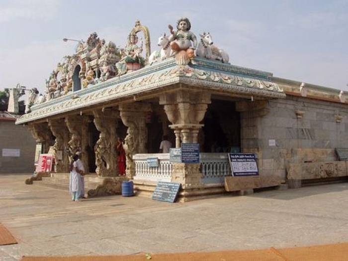 நீண்ட ஆயுளுடன் வாழ கோயில் பிரகாரத்தை எத்தனை முறை சுற்றி வர  வேண்டும் ?