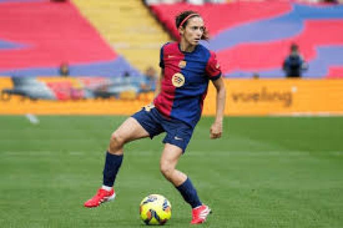 கால்பந்து அரங்கில் சிறந்த வீராங்கனை  விருதுபெற்ற  ஸ்பெயினின் அய்டனா பொன்மதி.