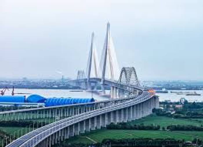 கேபிள் மூலம் தங்கிய மெகா பாலத்தை யாங்சே நதியின் மீது  சீனா சாதனை படைக்கும் வகையில் அறிமுகப்படுத்துகிறது.