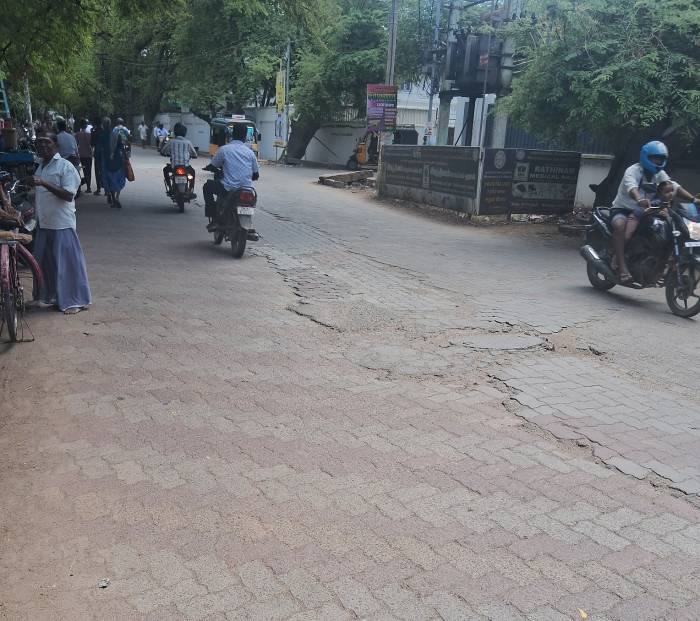 ராஜபாளையத்தில் ரயில்வே பீடர் ரோடு, மேடு, பள்ளங்களை சீரமைக்க நடவடிக்கை எடுக்க வேண்டும். தினமும் விபத்து அச்சத்தில்மாணவர்கள்.