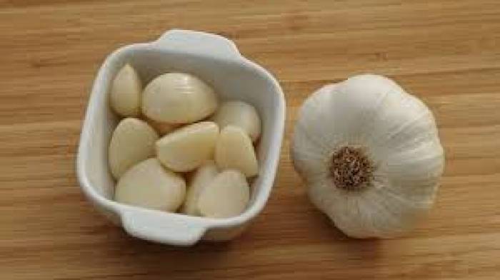 தொண்டை எரிச்சல் மற்றும் மேல் சுவாசப் பாதை தொற்றுக்களைக் குறைக்க உதவும் பூண்டு.