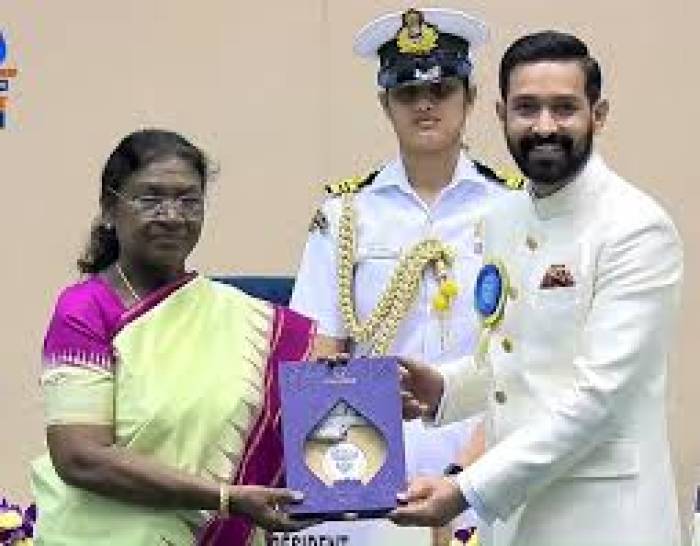 தேசிய விருதைப் பெற்ற விக்ராந்த் மாஸ்ஸியைப்  ஏன் ஊடகங்கள் பாராட்டவில்லை.