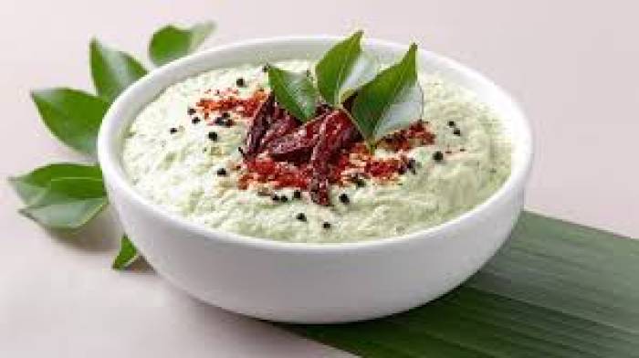 இட்லிக்கு தேங்காய் சட்னி அரைக்கும் பொழுது .....