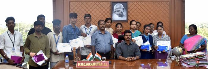 உலக  சுற்றுலா தினத்தை முன்னிட்டு நடத்தப்பட்ட கட்டுரை, குறும்படம் மற்றும் வினாடி-வினாப் போட்டிகளில் வெற்றி பெற்ற மாணவ/மாணவியர்களுக்கு பரிசுகள் மற்றும் பாராட்டுச் சான்றிதழ்களை மாவட்ட ஆட்சித்தலைவர் அவர்கள் வழங்கினார்.