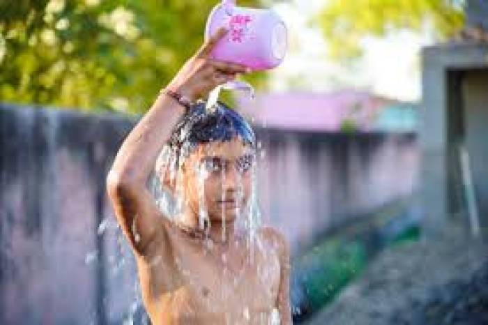 குளிக்கும் போது முதலில் தண்ணீர்  ஊற்ற கூடாத பகுதி ?