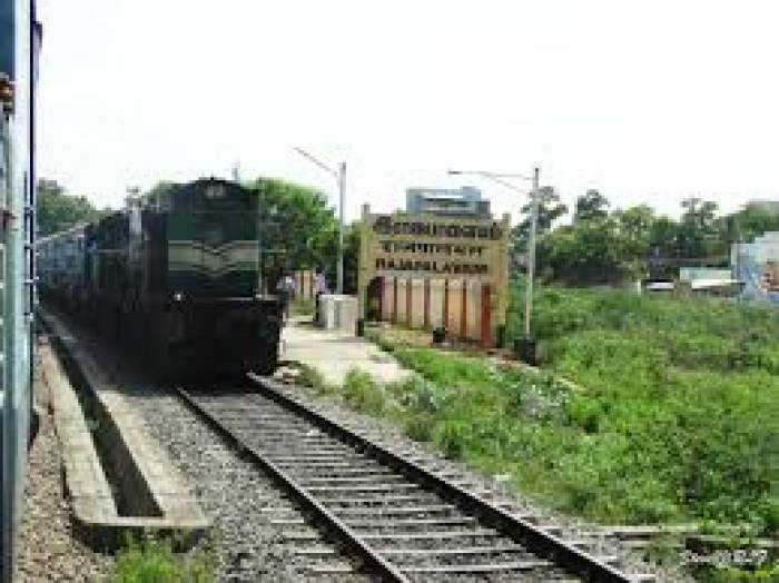 ராஜபாளையம், ஸ்ரீவில்லிபுத்துார், சிவகாசி, பயணிகள் மாற்று பாதையில் ரயில்கள் இயக்குவதால்,  மதுரை செல்ல பயணிகள் தவிப்பு.!