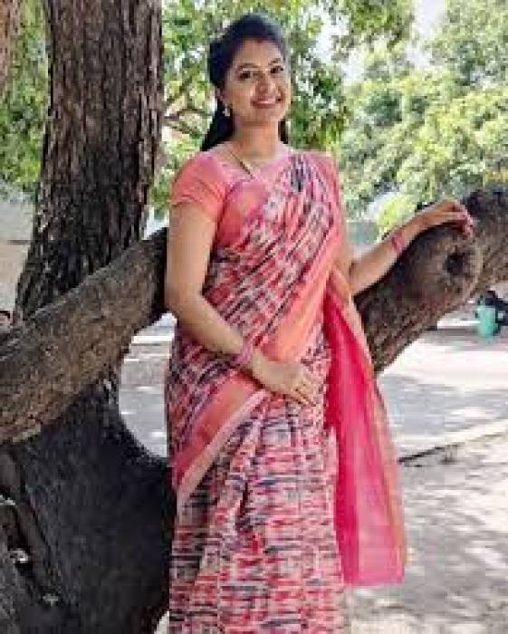 ரச்சிதா மகாலட்சுமி பேய் ஆக நடித்துள்ளார்.