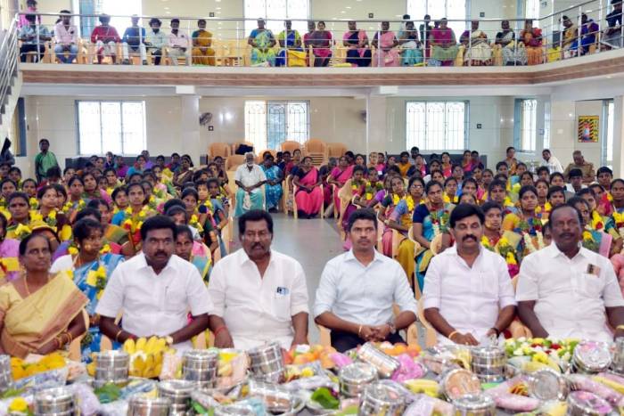 சமுதாய வளைகாப்பு விழாவில் 200 கர்ப்பிணி தாய்மார்களுக்கு வளைகாப்பு சீதனப் பொருட்களை மாவட்ட ஆட்சித்தலைவர் , அவர்கள் வழங்கினார்.