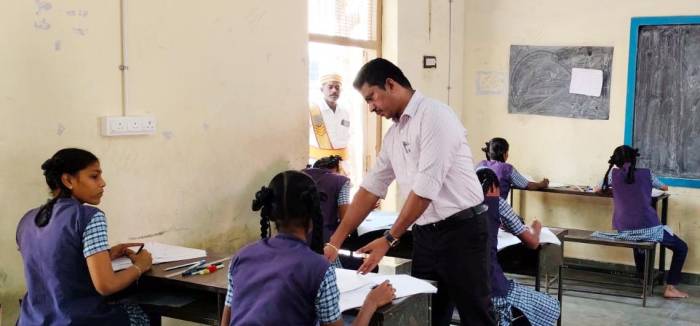 மேல்நிலை இரண்டாமாண்டு அரசு பொதுத்தேர்வு நடைபெறும் மையங்களில் மாணவர்கள் தேர்வு எழுதுவதை மாவட்ட ஆட்சியர் அவர்கள் பார்வையிட்டு ஆய்வு செய்தார்.