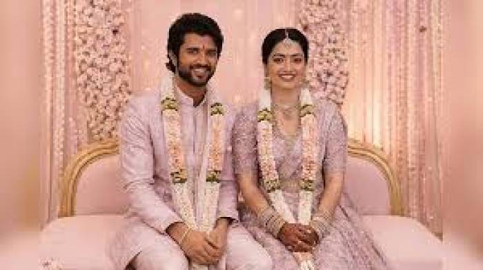 திருமண வரவேற்பு  நிகழ்ச்சியை  ஒட்டி, தெலுங்கானா, அச்சம்பேட்டையைச் சேர்ந்த 44 அரசுப் பள்ளிகளில் சிறந்து விளங்கும் மாணவர்களின் படிப்பிற்கு ஸ்காலர்ஷிப் தருவதாக விஜய் தேவரகொண்டா அறிவித்துள்ளார்.