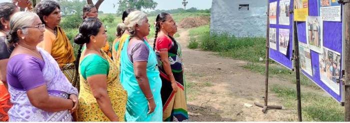 காரியாபட்டி ஊராட்சி ஒன்றியத்துக்கு உட்பட்ட தோணுகால் ஊராட்சியில் வைக்கப்பட்டுள்ள தமிழக அரசின் சாதனை விளக்க புகைப்படக் கண்காட்சி.