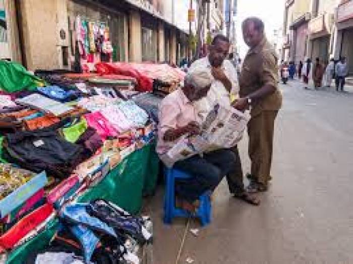 ரோட்டின் வெள்ளைக்கோடு வெளியே வரை ,ஆக்கிரமிப்புகளால் முடங்கும் முடங்கியாறு ரோடு .