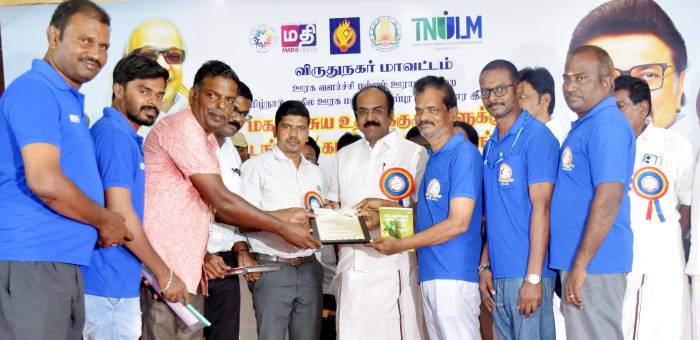 சுற்றுச்சூழல் பாதுகாப்பில் சிறந்த பங்களிப்பை வழங்கியவர்களுக்கு 2025  ஆம் ஆண்டிற்கான ‘பசுமை சாம்பியன்’ விருதுகள் மற்றும் தலா ரூ.1 இலட்சம் பரிசுத்தொகைகளை  அமைச்சர்  அவர்கள் வழங்கினார்.