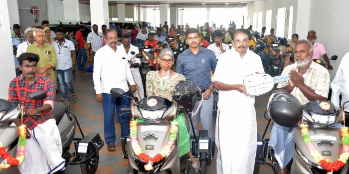 விருதுநகர் மாவட்டம் மாற்றுத்திறனாளிகளுக்கு ரூ.42.21 இலட்சம் மதிப்பிலான நலத்திட்ட உதவிகளைஅமைச்சர் அவர்கள் வழங்கினார்.