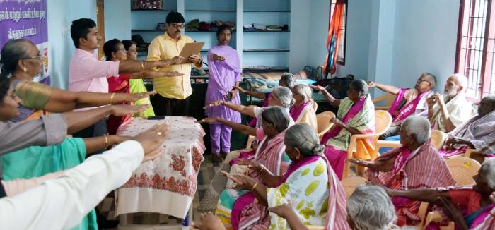 100 சதவீதம் வாக்குப்பதிவை வலியுறுத்தி, மூத்த வாக்காளர்களுக்கு  மாவட்ட ஆட்சித்தலைவர்  அவர்கள் ”என் வாக்கு, என் குரல்” ”என் வாக்கு, என் உரிமை” என்ற வாசகங்கள் அடங்கிய சால்வையினை அணிவித்து கௌரவப்படுத்தினார்.