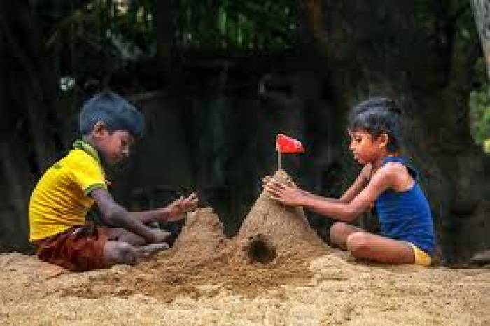 குழந்தைகளை மண்ணில் விளையாட விடுங்கள்.