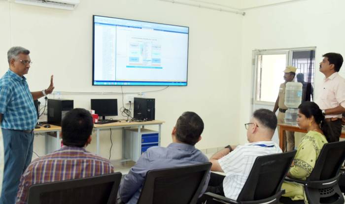 சட்டமன்ற பொது  தேர்தல் பணியில் ஈடுபடும் வாக்குச்சாவடி அலுவலர்களை கணினி மூலம் சுழற்சி முறையில் சட்டமன்ற தொகுதி வாரியாக தேர்வு செய்யப்படும் .