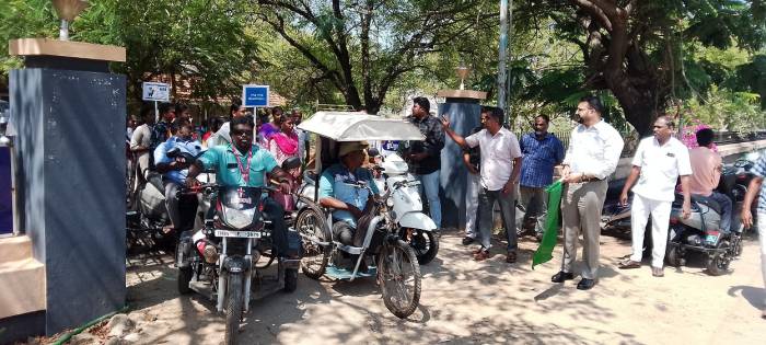 சிவகாசியில் 100 சதவீதம் வாக்களிப்பதை வலியுறுத்தி, மாற்றுத்திறனாளிகள் பங்கேற்ற மூன்று சக்கர வாகன விழிப்புணர்வுப் பேரணி.