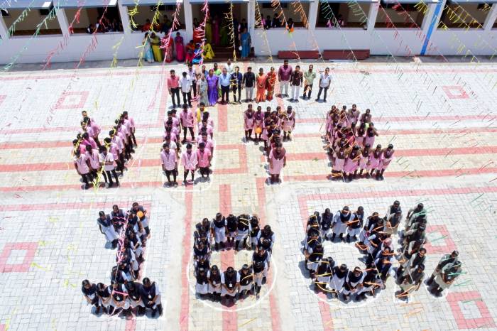 விருதுநகர் மாவட்டத்தில் 100% வாக்குப்பதிவை வலியுறுத்தி தீவிர விழிப்புணர்வு திருவில்லிபுத்தூர் அரசு கலைக் கல்லூரி மாணவர்கள் '100% VOTE' வடிவில் அணிவகுப்பு.