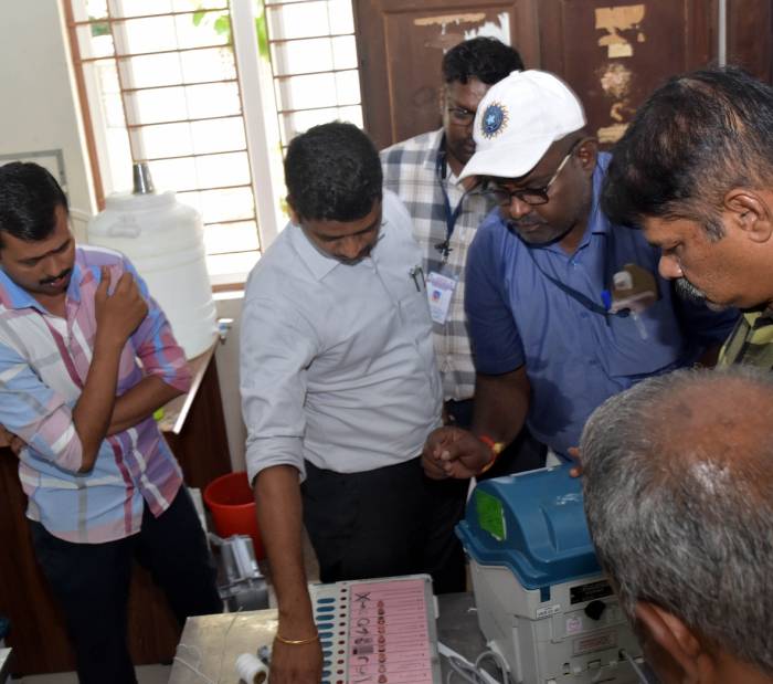 7 சட்டமன்ற தொகுதிகளில் பயன்படுத்தப்பட உள்ள மின்னணு வாக்குப் பதிவு இயந்திரங்கள், கட்டுப்பாட்டுக் கருவிகள் மற்றும் விவிபேட்  இயந்திரங்கள் தயார் செய்யும் பணிகள் மற்றும் வாக்குச் சீட்டு  ஒட்டும் பணிகள் நடைபெற்று வருகிறது.