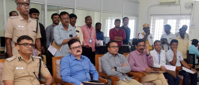 வாக்குச்சாவடி மையங்களில் பணிபுரியவுள்ள வாக்குச்சாவடி தலைமை அலுவலர் மற்றும் வாக்குப்பதிவு அலுவலர்களுக்கு மூன்று கட்டங்களாக வாக்குப்பதிவு இயந்திர செயல்முறை குறித்து பயிற்சி வகுப்பு.