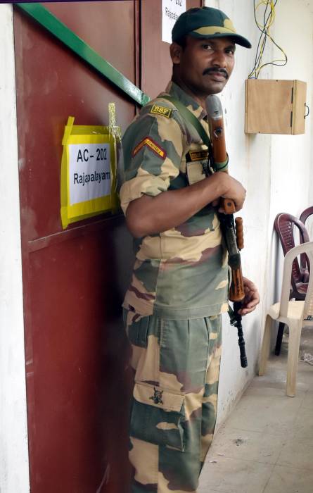 சட்டமன்றப் பொதுத் தேர்தல்-2026 நிறைவடைந்ததை முன்னிட்டு, மின்னணு வாக்குப்பதிவு இயந்திரங்கள் அனைத்தும் வாக்கு எண்ணிக்கை மையங்களில் 4 அடுக்கு பாதுகாப்புகளுடன் பாதுகாப்பாக வைக்கப்பட்டுள்ளது.