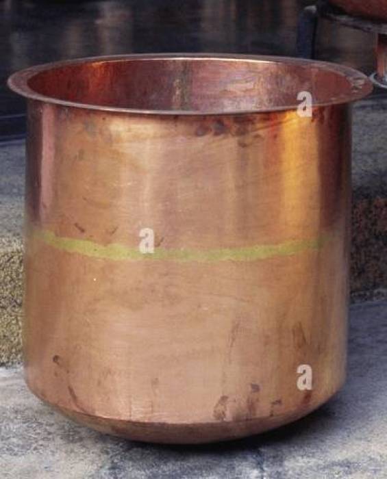 காது பெரியது, ஆனால் கேளாது. வாய் பெரியது, ஆனால் பேசாது. வயிறு பெரியது, ஆனால் உண்ணாது. 