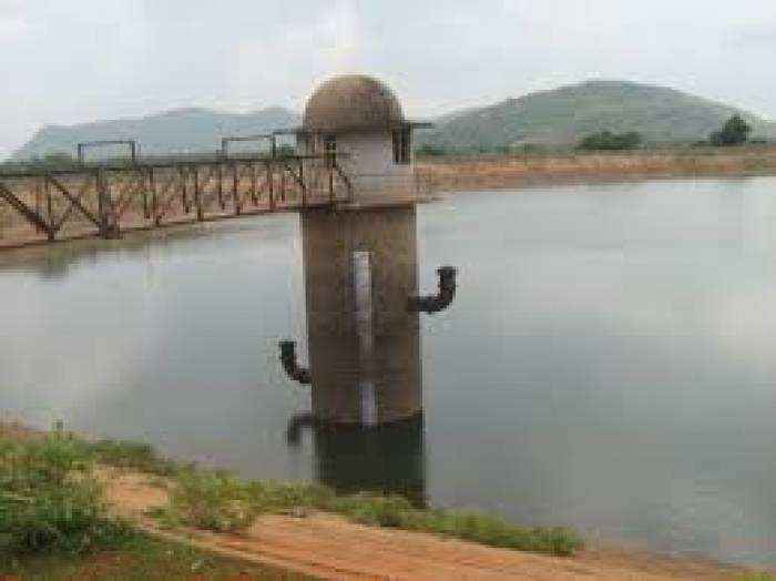 ராஜபாளையம் 6-வது மைல் தேக்கத்தில், வெயிலின் தாக்கத்தால் நீர்மட்டம் குறைந்து 8 அடி மட்டும்தான் தண்ணீர் உள்ளது.