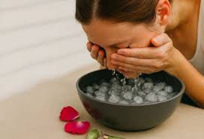 முகத்தை ஐஸ் தண்ணீரில் நனைப்பதால்....