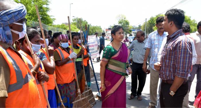 சிவகாசி மாநகராட்சிக்கு உட்பட்ட பகுதிகளில் மேற்கொள்ளப்பட்டு வரும் பல்வேறு வளர்ச்சித் திட்டப் பணிகள் ஆய்வு.