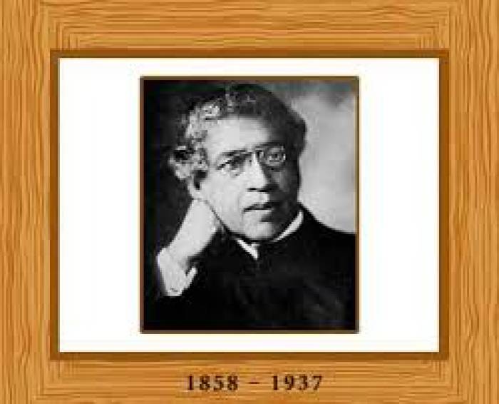 `உயிரியல்கவிஞர்' என்றுஅழைக்கப்படுபவர்.