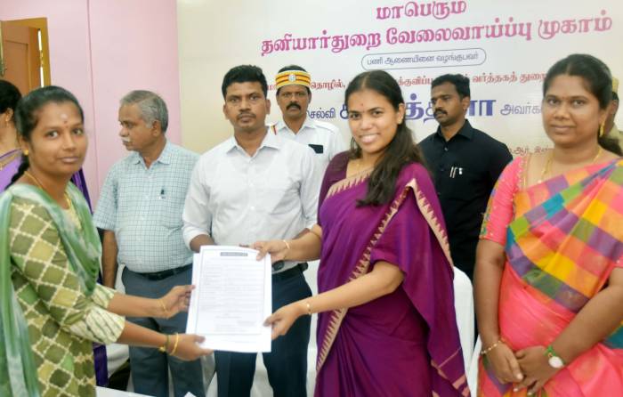 தொழில், முதலீட்டு ஊக்குவிப்பு மற்றும் வர்த்தகத்துறை அமைச்சர் செல்வி.ச.கீர்த்தனா அவர்கள் தனியார் வேலை வாய்ப்பு முகாமினை துவக்கி வைத்து வேலை நாடுநர்களுக்கு பணி நியமன ஆணையினை வழங்கினார்.