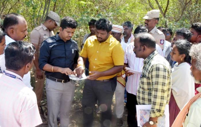 நரிக்குடி மற்றும் திருச்சுழி ஊராட்சி ஒன்றியங்கள் மற்றும் மல்லாங்கிணறு பேரூராட்சியில் மேற்கொள்ளப்பட்டு வரும் பல்வேறு வளர்ச்சி திட்டப் பணிகளை மாவட்ட ஆட்சித்தலைவர்  அவர்கள் கள ஆய்வு மேற்கொண்டார்.