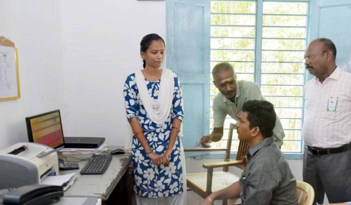 தொடக்க வேளாண்மை கூட்டுறவு கடன் சங்க அலுவலகம் மற்றும் இ-சேவை மையத்தினை  மாவட்ட ஆட்சித்தலைவர் அவர்கள் ஆய்வு செய்தார்.