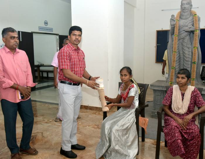 மக்கள் குறைதீர்க்கும் நாள் கூட்டத்தில் ரூ.2.30 இலட்சம் மதிப்பீட்டிலான நலத்திட்ட உதவிகளை மாவட்ட ஆட்சித்தலைவர் , அவர்கள் வழங்கினார்.