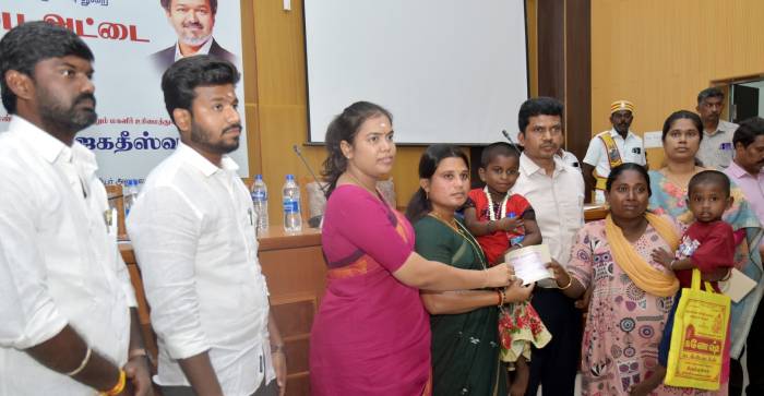 தொழில், முதலீட்டு ஊக்குவிப்பு மற்றும் வர்த்தகத்துறை அமைச்சர்  அவர்கள், சமூக நலன் மற்றும் மகளிர் உரிமைத்துறை அமைச்சர்  அவர்கள் ஆகியோர் வெடி விபத்தில் உயிரிழந்த 4 நபர்களின் குடும்பத்தினருக்கு காசோலைகளை வழங்கினார்கள்.