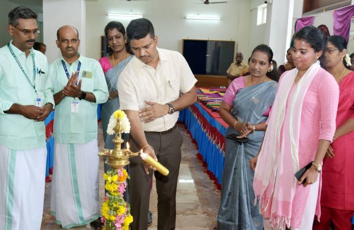 12-ஆவது  தேசிய கைத்தறி தின விழாவினை முன்னிட்டு மாவட்ட ஆட்சித்தலைவர் அவர்கள் சிறப்பு கைத்தறி கண்காட்சியினை துவக்கி வைத்து 20 நெசவாளர்களுக்கு நலத்திட்ட உதவிகளை வழங்கினார்.